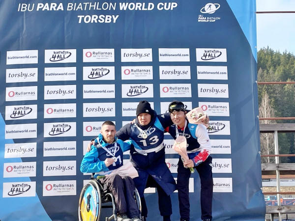 왼쪽 세번째 신의현 선수