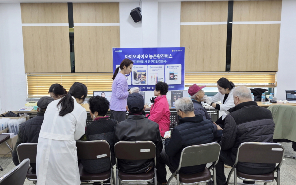 지난 13일 남면지역 주민들이 농촌 왕진버스에서 진료를 받는 모습.