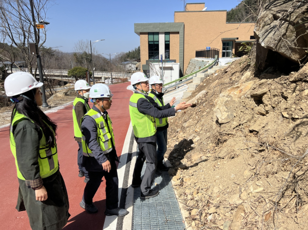 해빙기 대비 경영진 현장 안전점검 모습