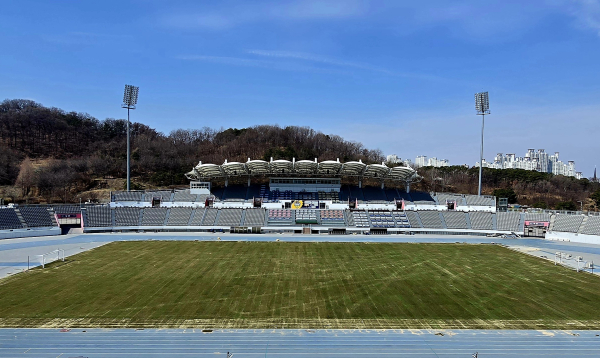 충남아산FC 홈구장 이순신종합운동장이 하이브리드 잔디로 새 단장을 마쳤다./아산시 제공