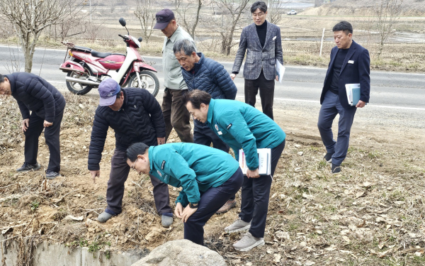 이완섭 서산시장이 지난 3월 12일 팔봉면 금학리 배수로 정비 현장을 방문해 지역 주민의 의견을 수렴하고 현장을 점검했다.