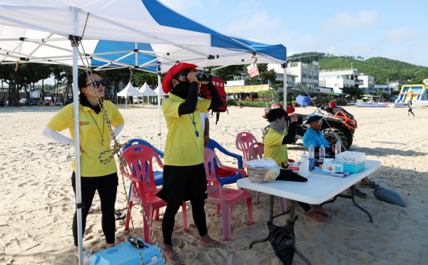 해수욕장 안전관리요원 모습.