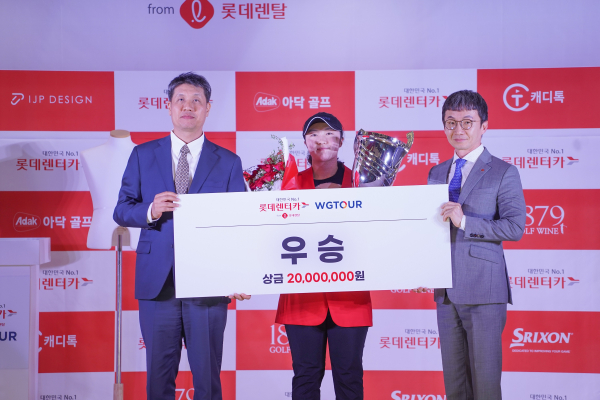 '2025 롯데렌탈 롯데렌터카 WGTOUR’ 3차 대회 시상식에서 (왼쪽부터) 골프존 박강수 대표, 우승자 김하니, 롯데렌탈 주식회사 조근행 상무가 기념사진