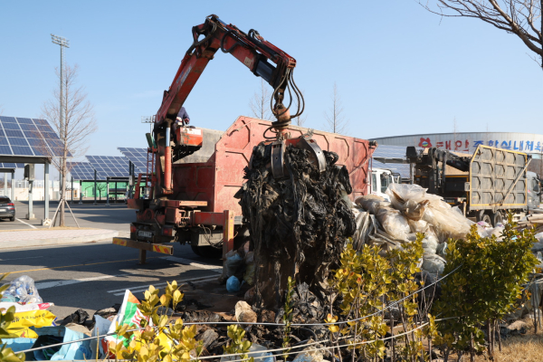 지난 17일 태안읍 태안종합운동장 인근에서 진행된 ‘2025년 제1차 숨은 자원 찾기’ 행사 모습.