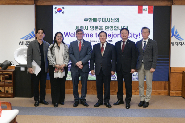 페루 도시 간 농업 분야 등 협력(두클로스 주한 페루대사 접견 기념사진)