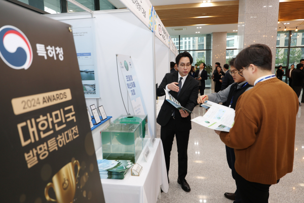 18일, 대전 한국수자원공사 본사 세종관 50주년 기념홀에서 열린 행사의 전시 부스에서 참여기업 관계자가 녹조 저감 장치에 관해 설명하고 있다.