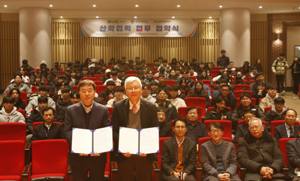 협약체결 기념 촬영 (좌) 손원현 대표 (우) 최창하 부총장