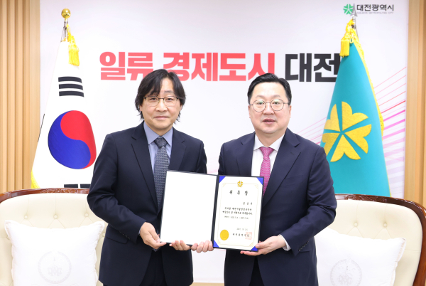 대전시립연정국악단 예술감독 겸 지휘자에 임상규씨(왼쪽) 위촉, 오른쪽 이장우 대전시장