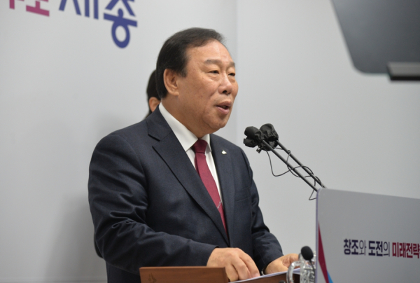 브리핑 하는 최민호 세종시장