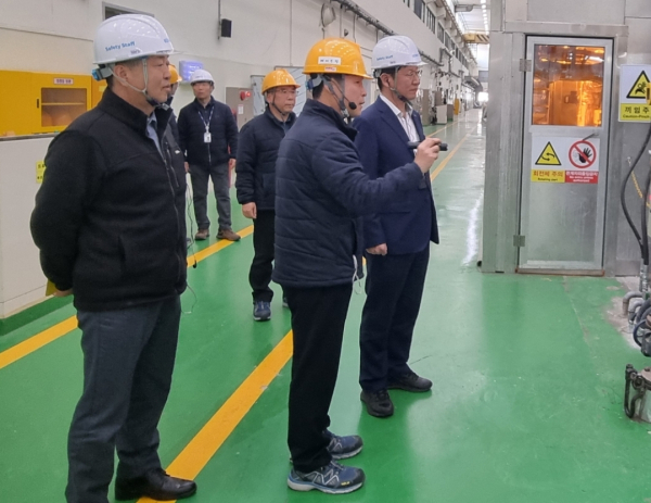 성창훈 사장이 제지본부에서 ‘CEO 특별안전점검’을 실시하고 있다