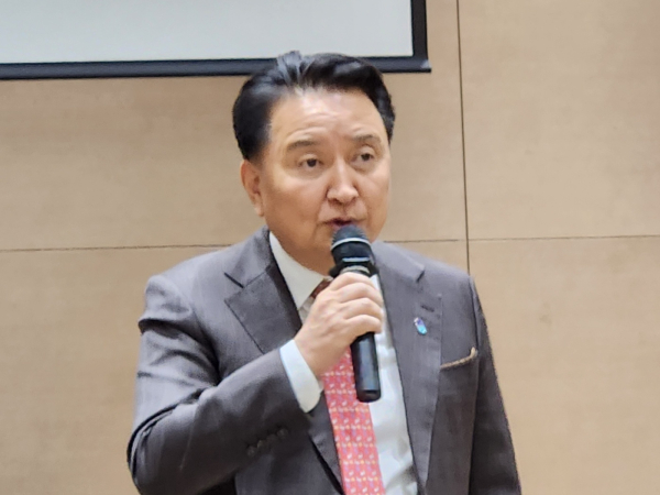 인사하는 김영환