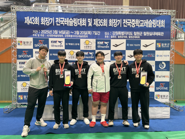 백석대 레슬링팀 선수들이 기념촬영을 하고 있다.(왼쪽부터 장배준, 조지호, 이세현, 진준, 윤석민, 김휘찬 선수)