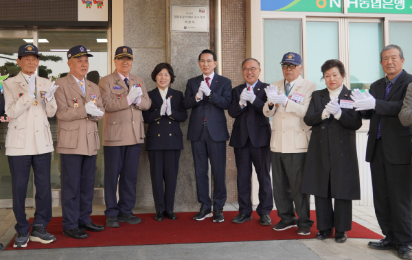 지난 20일 시청에서 열린 참전유공자 예우 우수기관 현판제막식(왼쪽 네 번째부터 강정애 장관, 이완섭 서산시장)