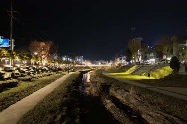 당진천 경관조명 설치 산책로 모습