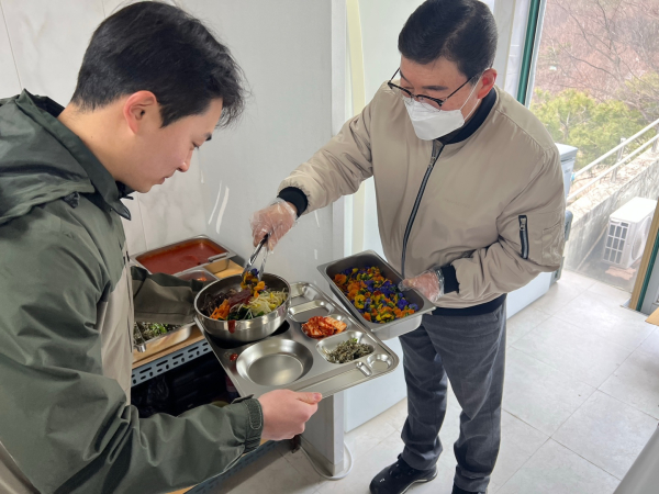 19일에 영인산 자연휴양림 직원들과  ’꽃비빔밥‘ 식사 배식 모습