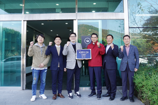 이완섭 서산시장이 지난해 11월 12일 운산면에 위치한 ㈜폴레드를 방문해 애로사항을 청취하는 모습