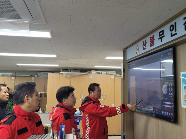 지난 23일 조일교 권한대행이 아산시 산불대응상황실을 방문하여 산불준비상황을 점검하고 있다.