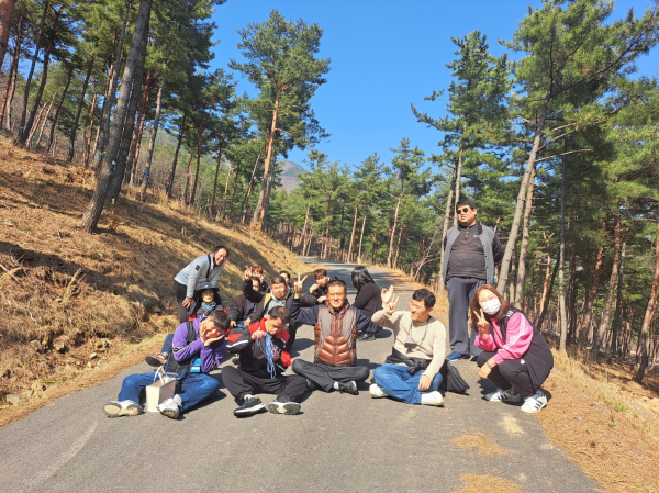 지난 21일 보령시에 거주하는 발달장애인들을 대상으로 숲체험 프로그램 진행 모습