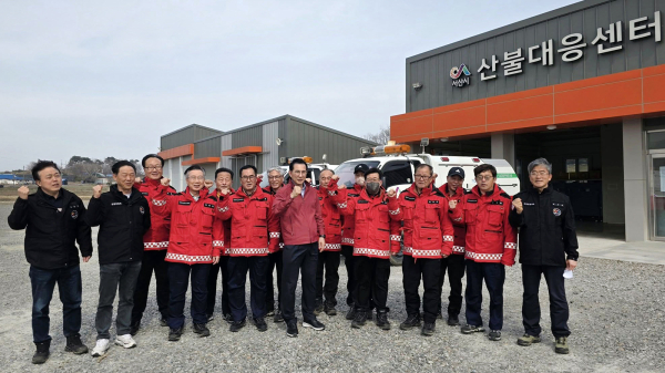 이완섭 서산시장이 지난 23일 음암면 산불대응센터에 방문해 산림재난특수진화대원들을 격려했다.