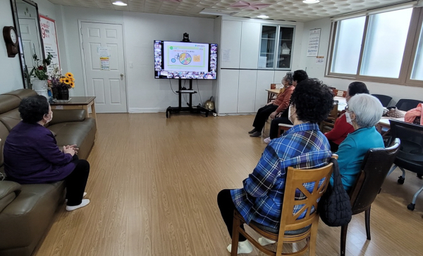 스마트경로당 비만예방 교육 진행 모습