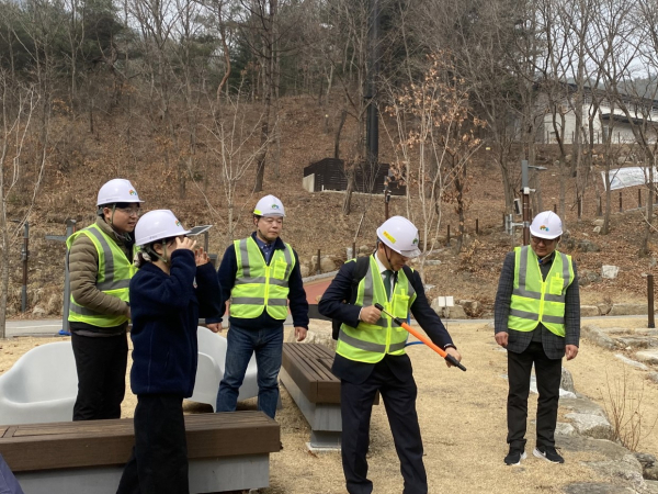 25일 남태헌(오른쪽 두 번째) 한국산림복지진흥원장 직원들과 함께 안전점검 모습