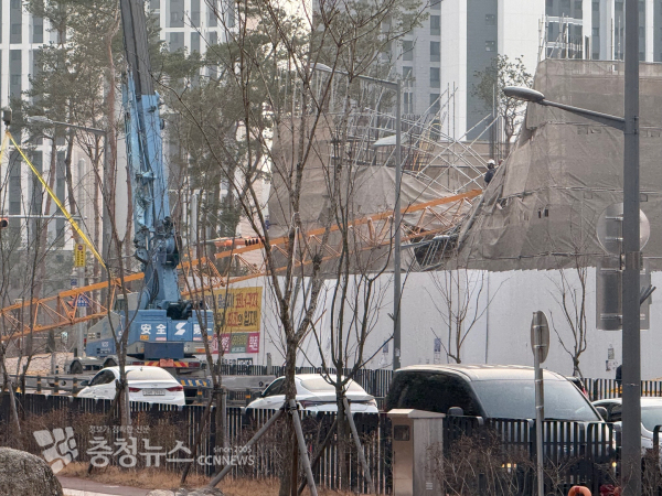 타워크레인이 강풍으로 인해 쓰러졌다.