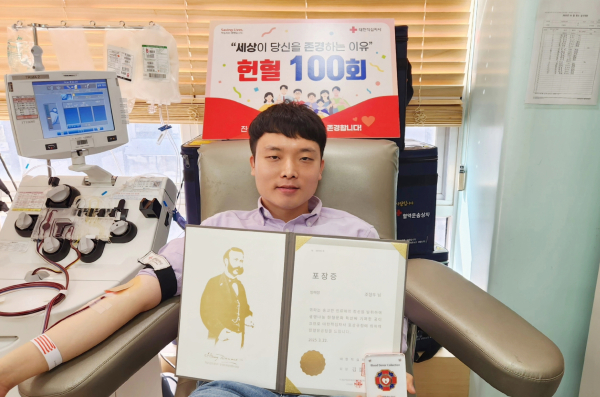 지난 22일 인천시 ‘헌혈의집 구월센터’에서 100번째 헌혈에 나선 조형우 농촌지도사.