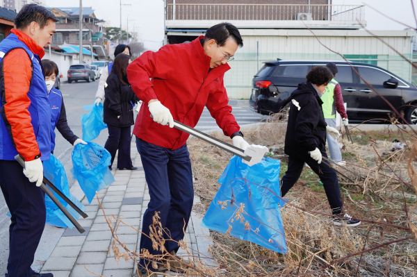 이완섭 서산시장, 국토 대청소에 동참하며 시민과 함께 환경정화 활동 모습