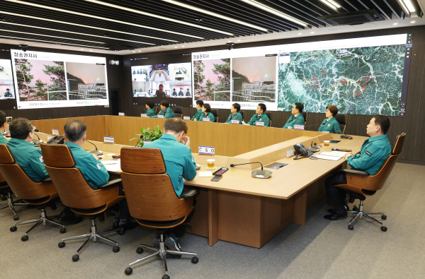 26일 대전 본사에서 윤석대 한국수자원공사 사장(사진 오른쪽)이 전사 비상대책회의를 주재하고 있다.