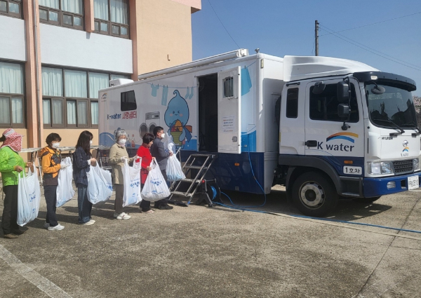 26일, 산불 피해 지역에 이동형 세탁 차량을 지원하고 있다.
