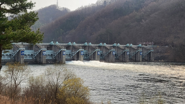 26일, 안동댐에서 긴급 방류하고 있는 모습