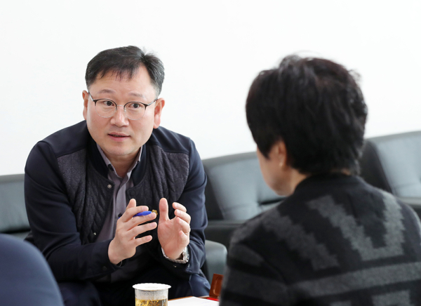 문수기 서산시의원, 반려견 등록비 및 장례비 지원 조례안 의견 수렴 모습