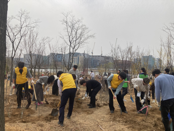 국가철도공단 GTX본부 임직원들이 27일 서울식물원에서 ‘청렴실천 나무’를 심고 있다.
