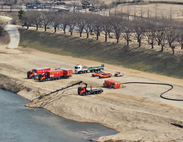 산불 진압을 위한 소방 용수 취수 현장 모습