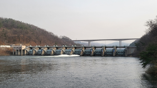 지난 26일 안동댐에서 방류하고 있는 모습. 소방 용수 확보를 위해 방류한 것은 이례적이다.