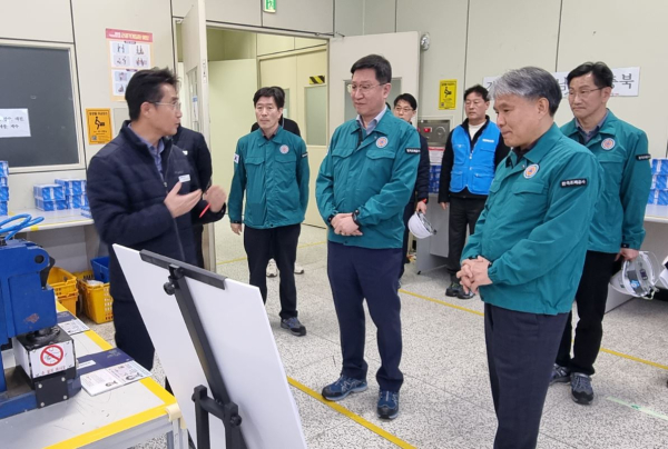 성창훈 사장(가운데)이 ID본부에서 ‘CEO특별안전점검’을 실시하고 있다