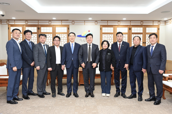 2024회계연도 예산결산검사위원과 최재구 군수 기념촬영