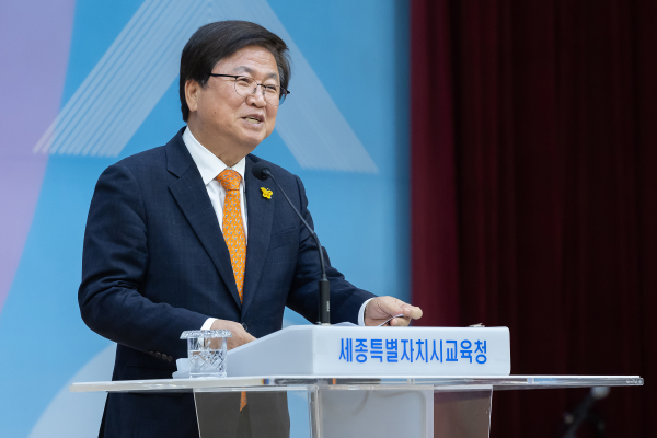 최교진 교육감이 4일에 교육청 2층 청사 대강당에서 소통･공감의 날 행사에서 당부 말을 하고 있다.