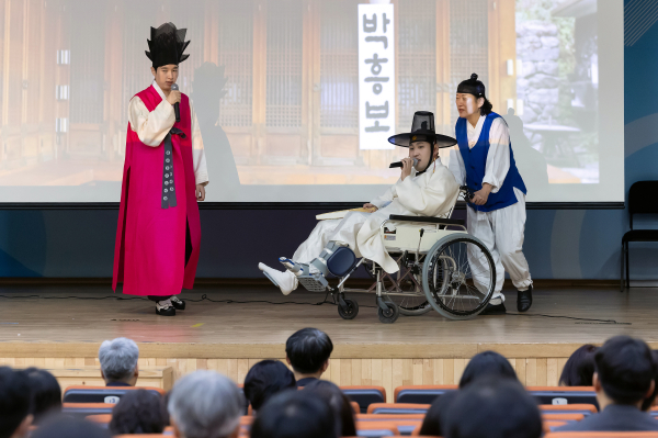 국악소리가 장성빈이 4일에 교육청 2층 청사 대강당에서 국악공연을 선보이고 있다.