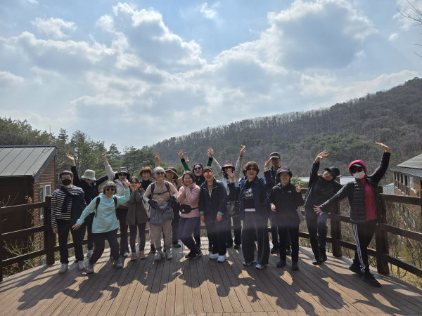 3일 국립대전숲체원에서 액티브시니어들이 산림복지 프로그램에 참가하고 있다.