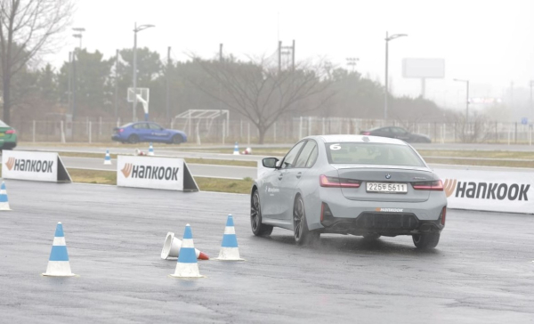 한국타이어 벤투스 에보가 장착된 BMW 드라이빙 센터 시승 차량의 타이어 성능 체험 장면