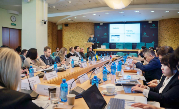 박노민 국가철도공단 해외사업2TF부장(가운데)이 지난 3일 우크라이나 현지에서 우크라이나 통합 철도교통관제센터 구축을 위한 사전타당성조사 보고회 시행