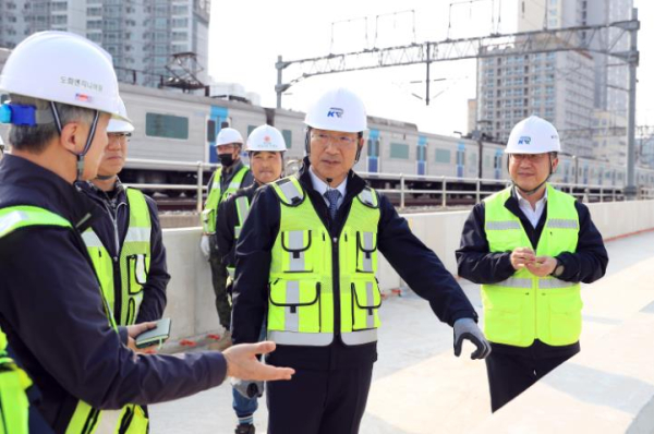 국가철도공단 이성해 이사장이 7일 월곶∼판교 복선전철 건설 현장에서 추락사고 위험 개소 안전 점검을 하고 있다.