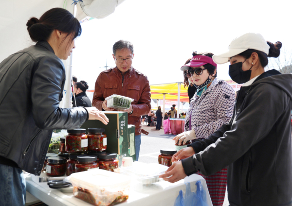 산채 소비 촉진전에 방문한 방문객들이 산채 상품을 구경하고 있다.