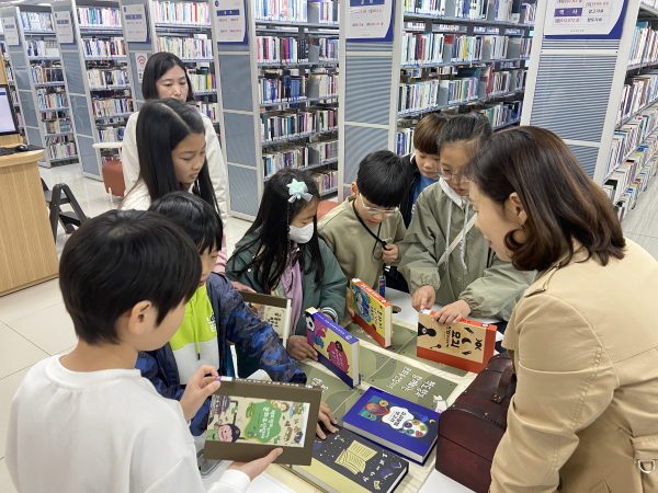 ‘위기에 빠진 도서관을 구해라’프로그램 운영 모습