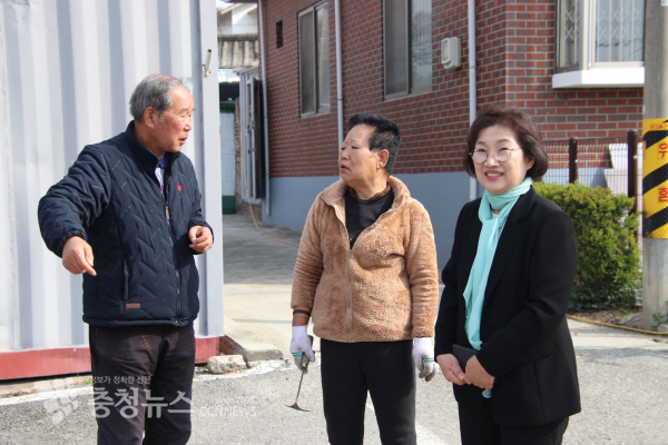 정우영 여사는 9일 논산 강경을 찾은 가운데 현장에서 김동연 지사 출마 선언 모습을 방송으로 함께 지켜봤다.