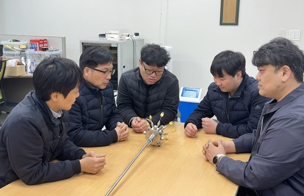 한국기계연구원 부산기계기술연구센터 김대환 책임연구원(왼쪽 첫번째)이 수소 충전 실증시험 장비 내부 수위계측기에 대해 설명하고 있다.