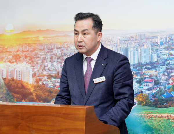 이성환 서산시 복지문화국장이 10일 시청 브리핑룸에서 시민 중심의 스포츠 건강 도시 조성을 위한 사업들을 설명하는 모습