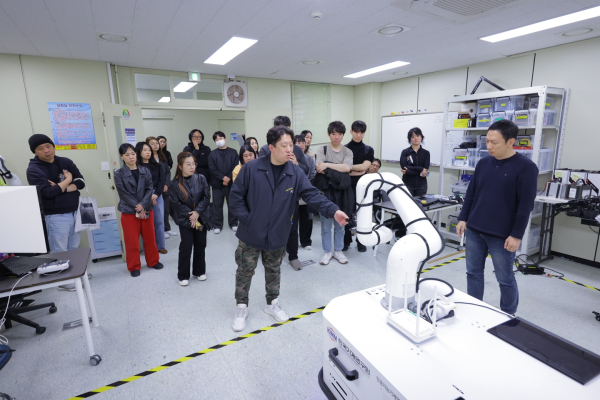한국기계연구원 인공지능기계연구실을 방문해 협업작업 로봇 시연을 관람하고 있다