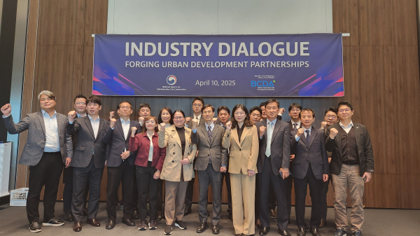 박상옥 기획조정관(앞줄 왼쪽에서 여섯 번째), 필리핀 기지전환개발청 칼랄로 수석부청장(앞줄 왼쪽에서 다섯 번째)